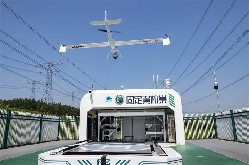 Anhui : des drones patrouillent sur des lignes de transmission d'électricité importantes de Xuancheng