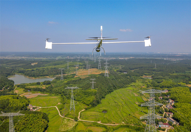 Anhui : des drones patrouillent sur des lignes de transmission d'électricité importantes de Xuancheng