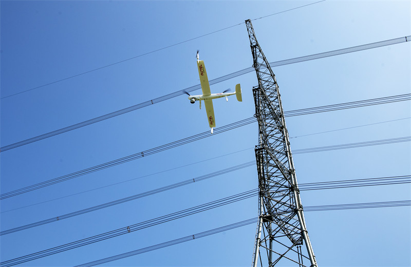 Anhui : des drones patrouillent sur des lignes de transmission d'électricité importantes de Xuancheng