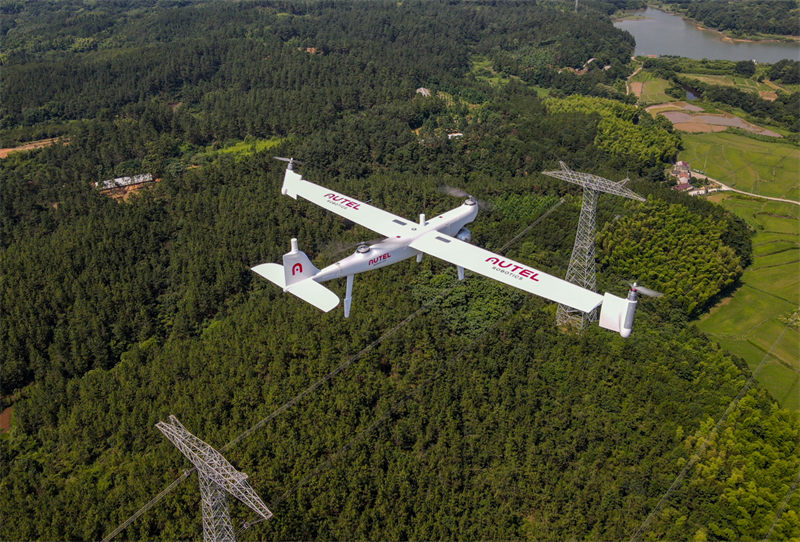 Anhui : des drones patrouillent sur des lignes de transmission d'électricité importantes de Xuancheng