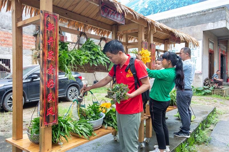 Guangxi : un mini-marché de légumes en libre-service dans un village à Mengshan