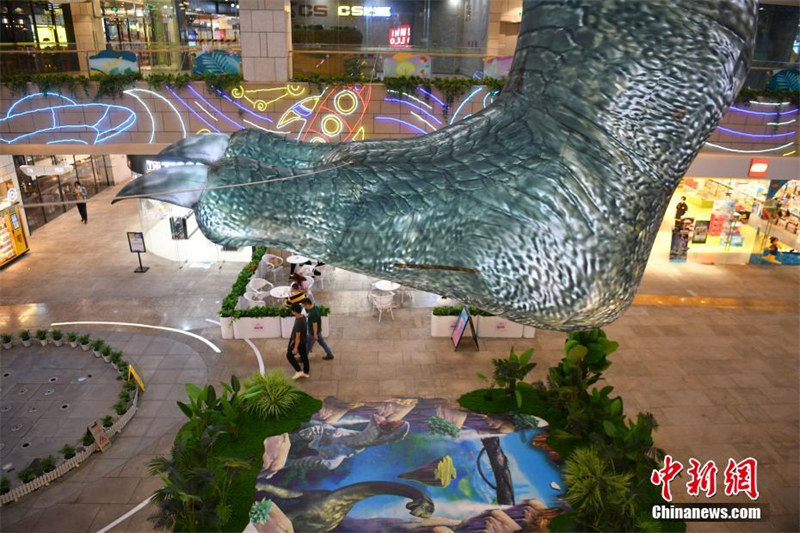 Une ? jambe de dinosaure ? géante appara?t dans un centre commercial de Kunming