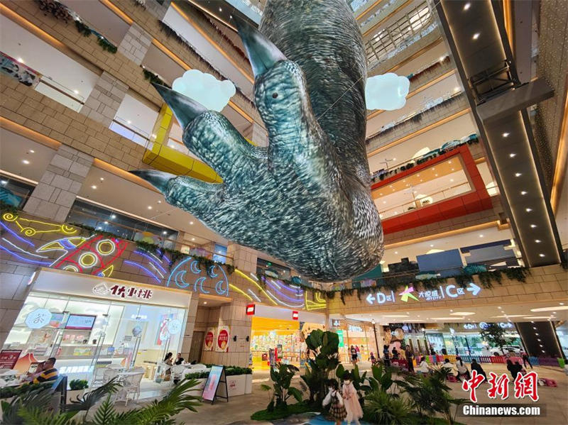 Une ? jambe de dinosaure ? géante appara?t dans un centre commercial de Kunming