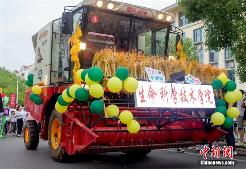 Hubei : un défilé de machines agricoles à l'Université agricole de Huazhong