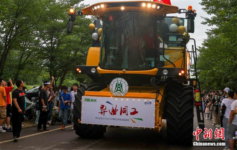 Hubei : un défilé de machines agricoles à l'Université agricole de Huazhong