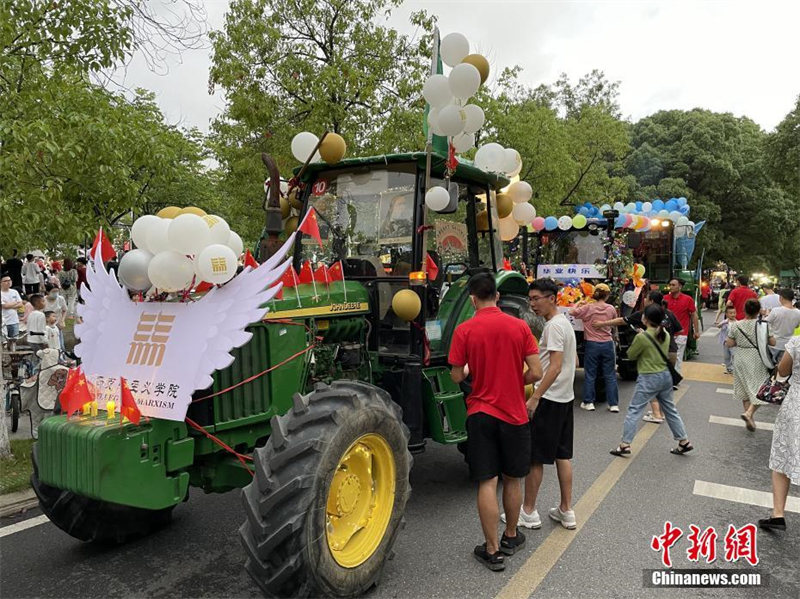 Hubei : un défilé de machines agricoles à l'Université agricole de Huazhong