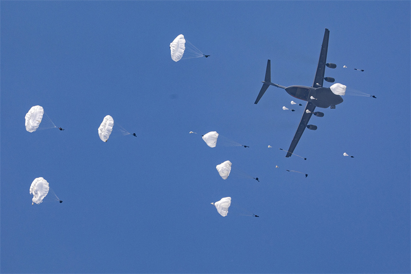 Les forces parachutistes chinoises s'entra?nent en vue de perfectionner leurs compétences de combat aéroporté