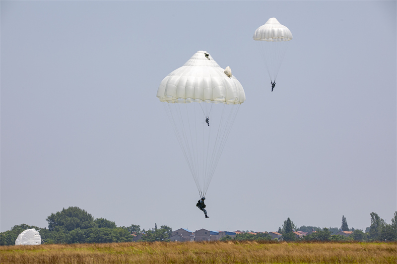 Les forces parachutistes chinoises s'entra?nent en vue de perfectionner leurs compétences de combat aéroporté