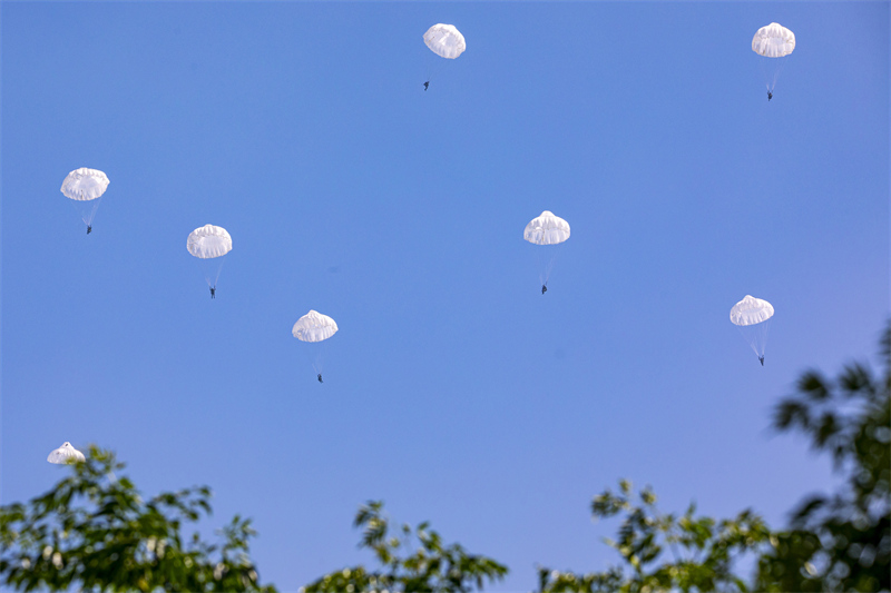 Les forces parachutistes chinoises s'entra?nent en vue de perfectionner leurs compétences de combat aéroporté