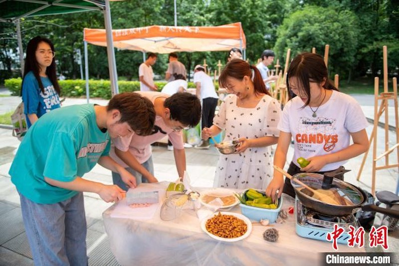 Hubei : un ? festin d'insectes ? à l'Université agricole de Huazhong