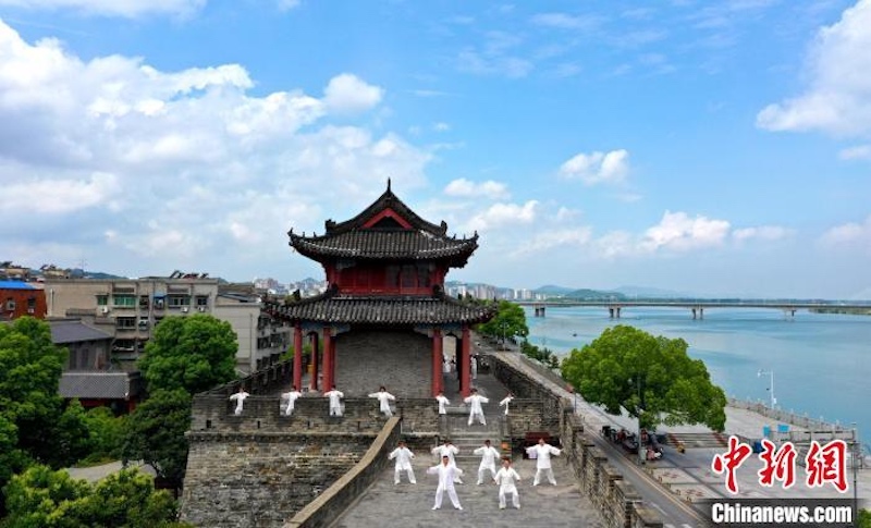 Hubei : la pratique du Ta?-chi-chuan sur les remparts de la vieille ville de Xiangyang