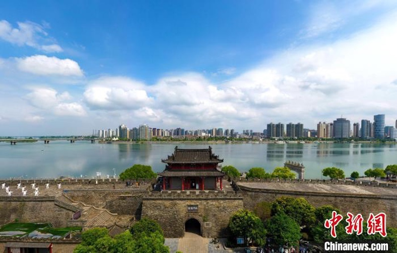 Hubei : la pratique du Ta?-chi-chuan sur les remparts de la vieille ville de Xiangyang