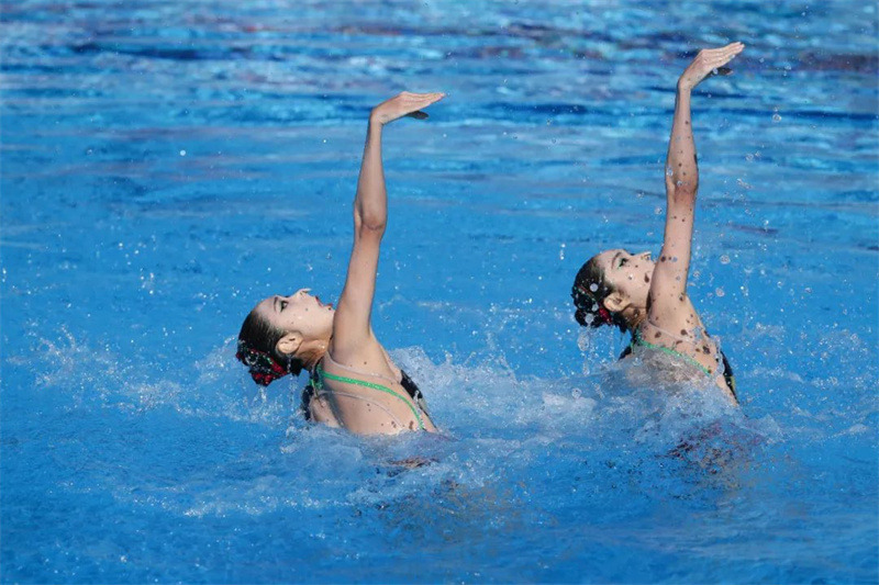 Des s?urs jumelles chinoises décrochent leur troisième médaille d'or en natation artistique aux Mondiaux de Budapest