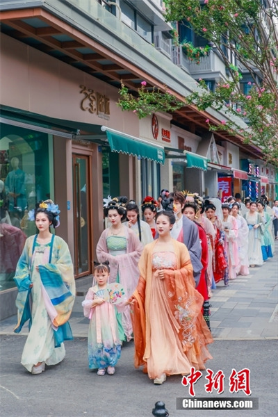 Un défilé de Hanfu organisé dans une rue de Chengdu