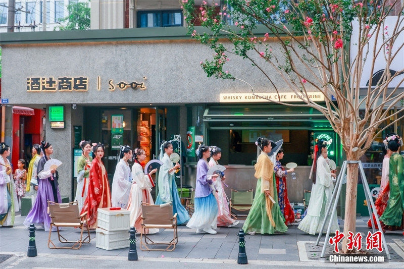 Un défilé de Hanfu organisé dans une rue de Chengdu