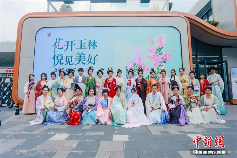 Un défilé de Hanfu organisé dans une rue de Chengdu