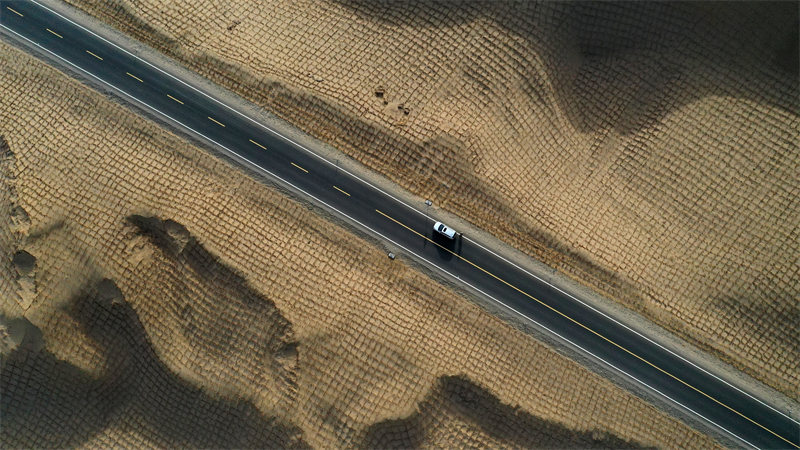 Xinjiang : l'autoroute du désert de Yuqie sur le point d'ouvrir à la circulation à Bazhou