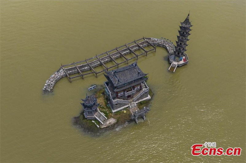 Jiangxi : l'?le de Luoxingdun du lac Poyang submergée, comme un ? pavillon dans l'eau ?