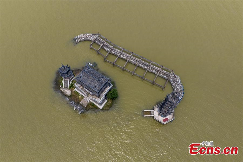 Jiangxi : l'?le de Luoxingdun du lac Poyang submergée, comme un ? pavillon dans l'eau ?