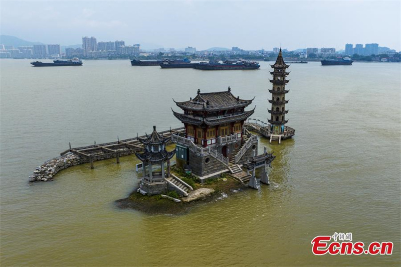 Jiangxi : l'?le de Luoxingdun du lac Poyang submergée, comme un ? pavillon dans l'eau ?