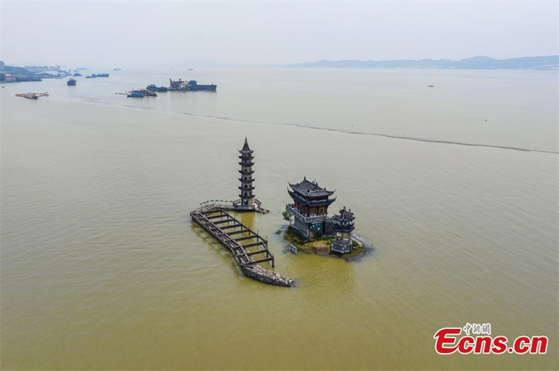 Jiangxi : l'?le de Luoxingdun du lac Poyang submergée, comme un ? pavillon dans l'eau ?