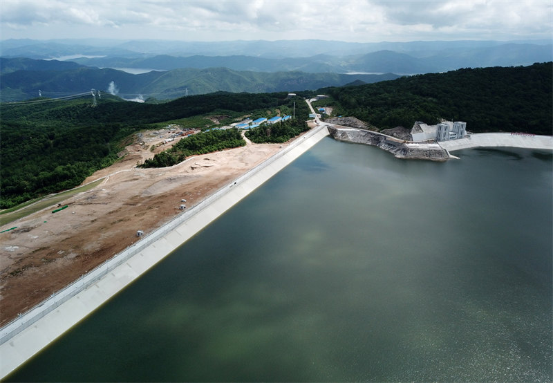 La centrale électrique de stockage par pompage à la plus haute latitude de Chine entièrement mise en service pour produire de l'électricité