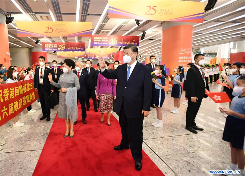 (RASHK 25) Le président Xi Jinping arrive à Hong Kong pour des célébrations d'anniversaire