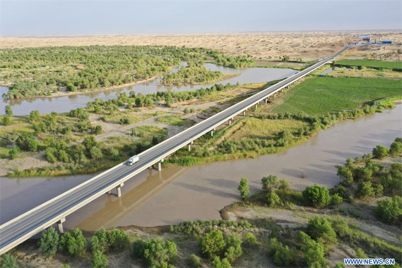 Mise en service d'une nouvelle route dans le plus grand désert de Chine