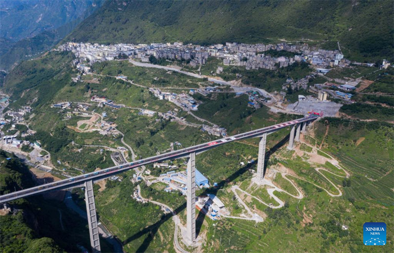 Sichuan : un grand pont reliant la vieille ville et la nouvelle ville de Jinyang ouvert à la circulation