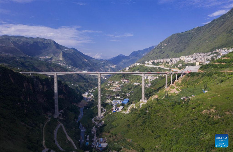 Sichuan : un grand pont reliant la vieille ville et la nouvelle ville de Jinyang ouvert à la circulation