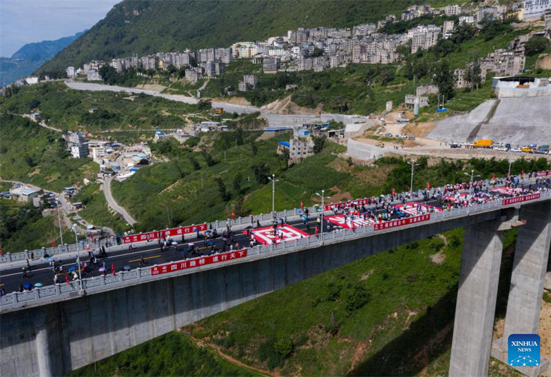 Sichuan : un grand pont reliant la vieille ville et la nouvelle ville de Jinyang ouvert à la circulation