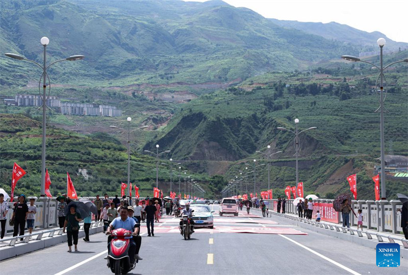 Sichuan : un grand pont reliant la vieille ville et la nouvelle ville de Jinyang ouvert à la circulation