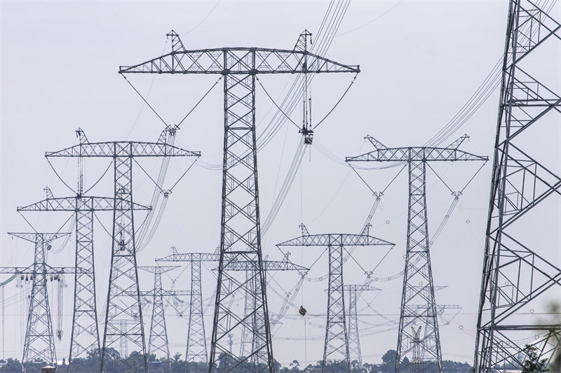 Chongqing : des ouvriers électriciens au travail dans les nuages à Yongchuan