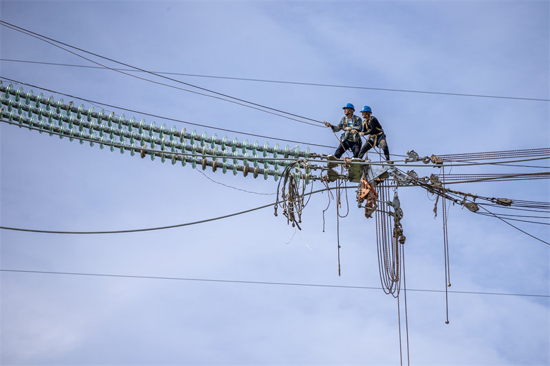 Chongqing : des ouvriers électriciens au travail dans les nuages à Yongchuan