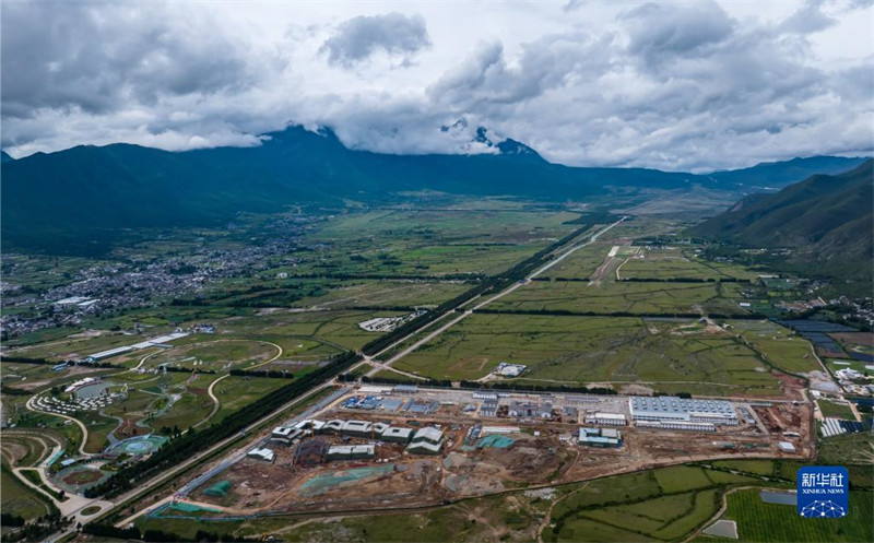 Yunnan : une voie qui conduit au pied des montagnes enneigées