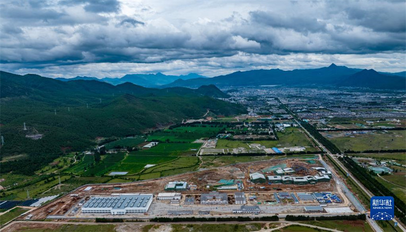 Yunnan : une voie qui conduit au pied des montagnes enneigées