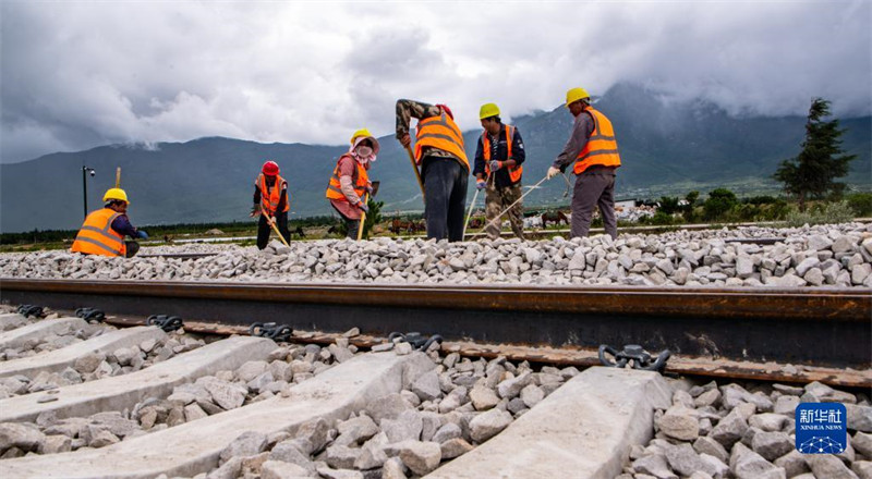 Yunnan : une voie qui conduit au pied des montagnes enneigées