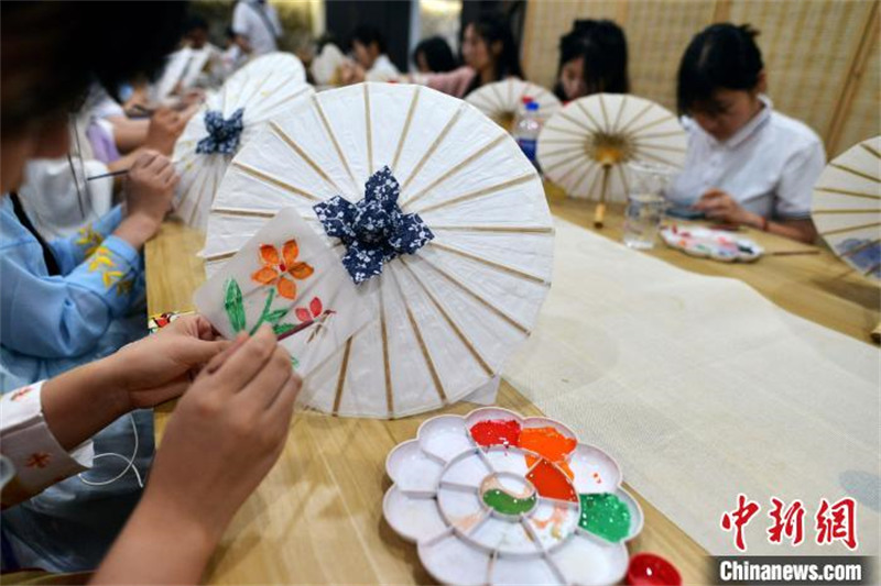 Fujian : des étudiants des deux c?tés du détroit de Taiwan apprennent à fabriquer des parapluies en papier huilé à Fuzhou