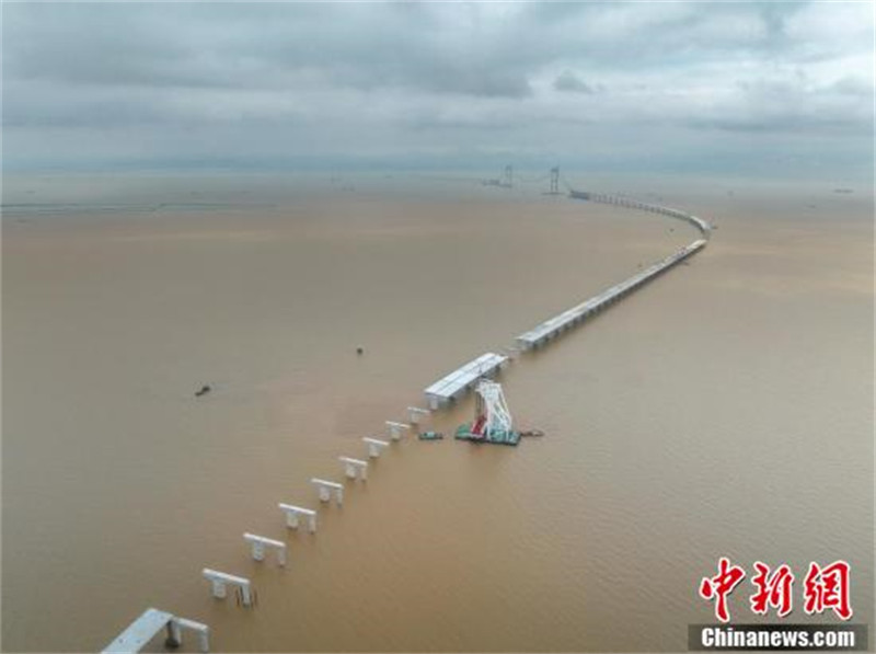 Guangdong : plus de 60% de la construction de la poutre-caisson d'un pont offshore achevée dans le canal Shenzhen-Zhongshan