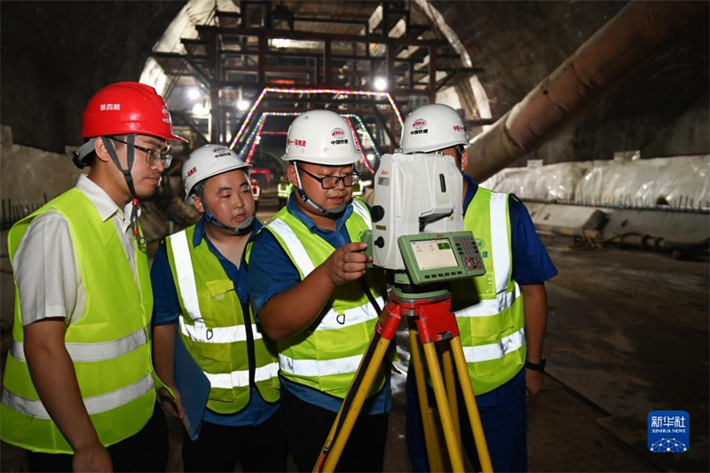 Zhejiang : achèvement du plus long tunnel de toute la ligne ferroviaire Hangzhou-Quzhou