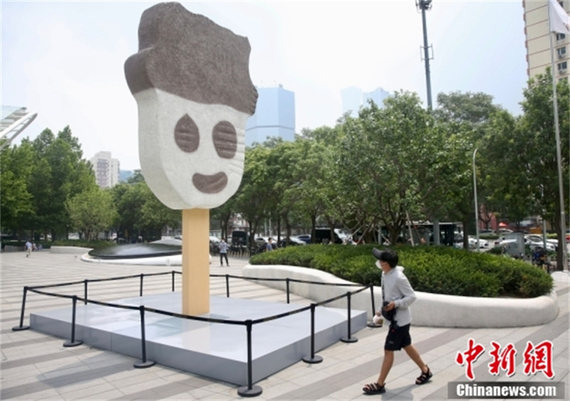 Beijing : une statue de crème glacée dans la rue attire les curieux