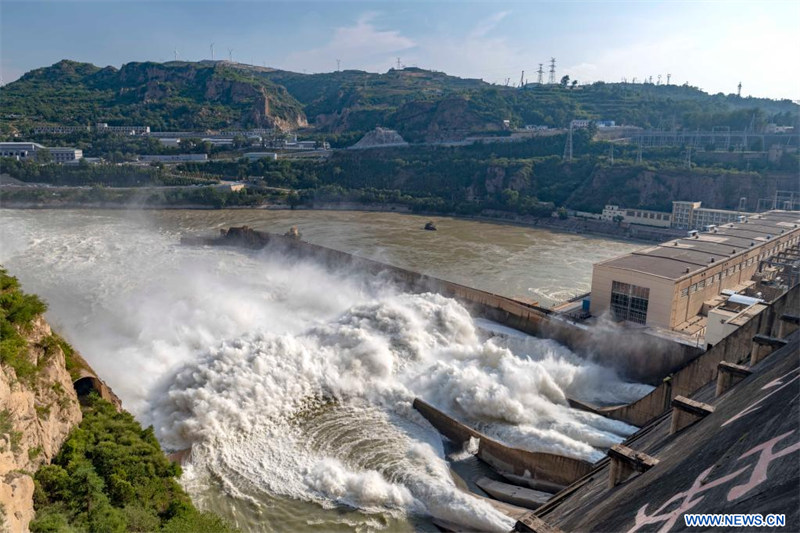 Chine : opération de régulation de l'eau et des sédiments du réservoir de Sanmenxia