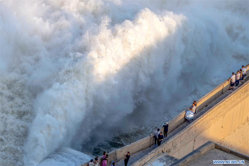 Chine : opération de régulation de l'eau et des sédiments du réservoir de Sanmenxia