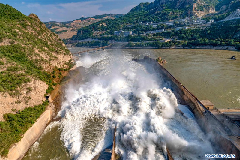 Chine : opération de régulation de l'eau et des sédiments du réservoir de Sanmenxia