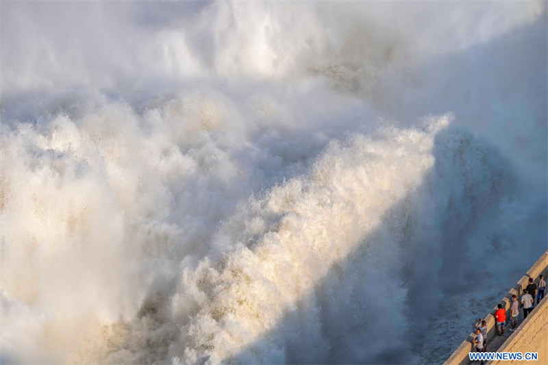 Chine : opération de régulation de l'eau et des sédiments du réservoir de Sanmenxia