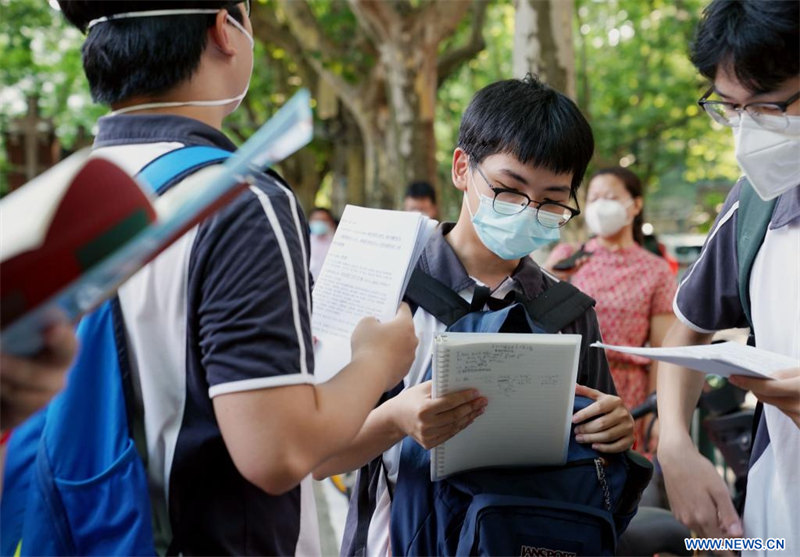 Environ 50 000 candidats se présentent à l'examen différé d'entrée à l'université à Shanghai