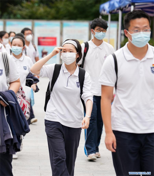 Environ 50 000 candidats se présentent à l'examen différé d'entrée à l'université à Shanghai