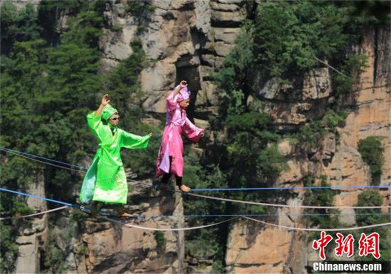 Zhangjiajie : un concours à haute altitude organisé pour les amateurs de slackline dans la vallée de Huangshizhai