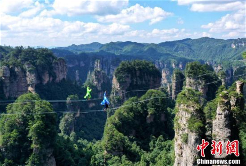 Zhangjiajie : un concours à haute altitude organisé pour les amateurs de slackline dans la vallée de Huangshizhai