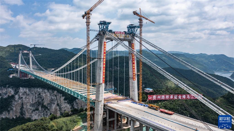 Guizhou : fermeture réussie du pont de Jinfeng sur le fleuve Wujiang